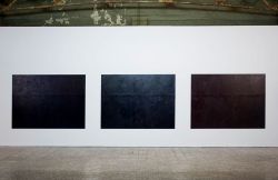 Zwielicht - Dekonstruktion I, II, III, 2014 | je 210 x 280 cm | Acryl auf Wand, Prägegold auf Wand links | Ausstellungsansicht Westpol Airspace