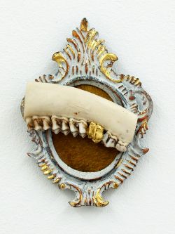 Zahngold, 2007 | 11 x 8 cm | Kieferstück, Blattgold, Kupferrahmen, Plüsch, Eitempera | Privatsammlung, Olfen